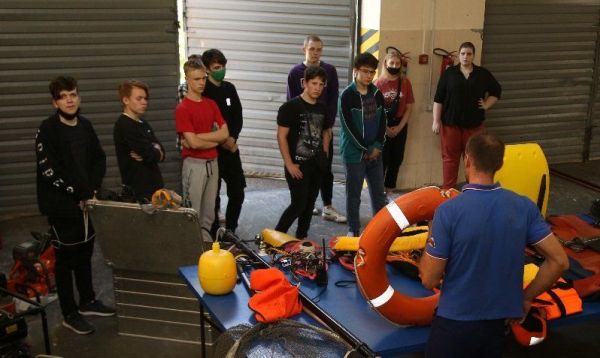 Московские школьники познакомились с работой водных спасателей